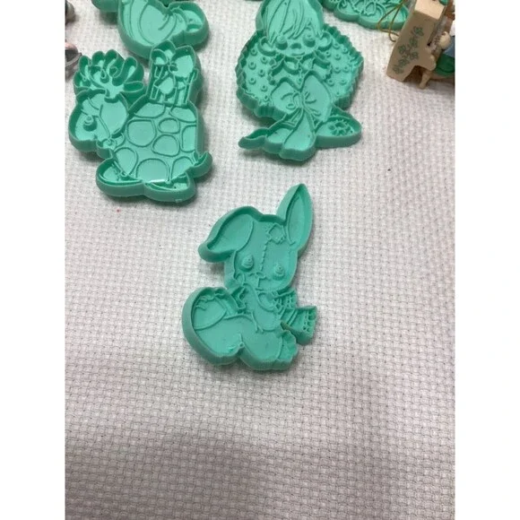 Wilton Cookie Cutters Precious Moments Plastic 1993~Lot Of 6 ~ Plus 2 Ornaments - Picture 4 of 9